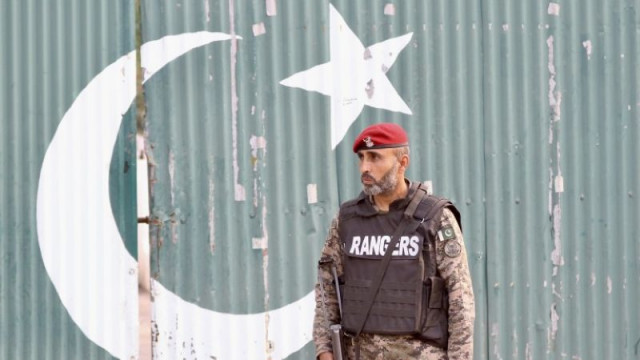 Боевете между Афганистан и Пакистан разселиха над 100 000 души